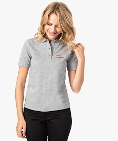 GEMO Polo à manches courtes pour femme avec inscription brodée Gris